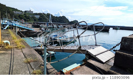 雑賀崎の漁港に停泊する漁船 118903096