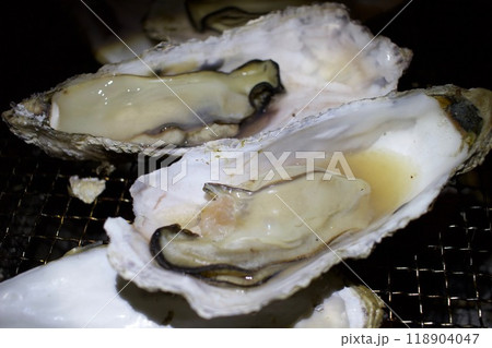 宮城の美味しい牡蠣を炭火焼きでいただく 118904047