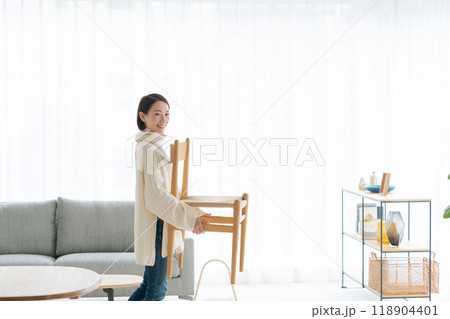 リビングの椅子を動かす女性 118904401