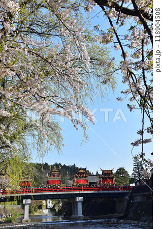 日本の岐阜県高山市 春の高山祭 満開の桜と中橋を渡る屋台 美しい新緑と青空と宮川 日本の岐阜県高山市 春の高山祭 満開の桜と中橋を渡る屋台 美しい新緑と青空と宮川 118904508