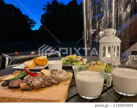 夜キャンプ 豪華 ランプ ランタン 焚き火 グランピング キャンプ料理 夜キャンプ 豪華 ランプ ランタン 焚き火 グランピング キャンプ料理 118904905
