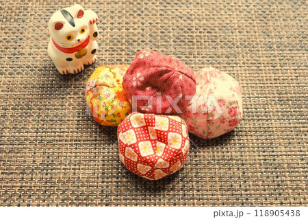 手作りお手玉と招き猫　 118905438