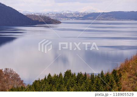 北海道壮瞥町、林道から眺めた洞爺湖【3月】 北海道壮瞥町、林道から眺めた洞爺湖【3月】 118905529