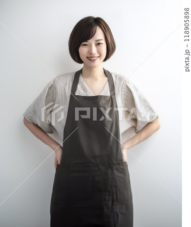 エプロンをした中年の女性のイメージ素材　腰に手 118905898
