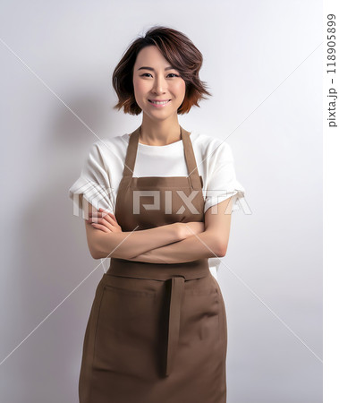エプロンをした中年の女性のイメージ素材　腕組み 118905899