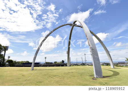 宮野運動公園野球場の入り口から見える青空(富山県黒部市) 宮野運動公園野球場の入り口から見える青空(富山県黒部市) 118905912