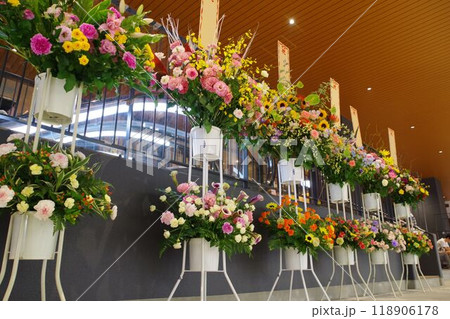 開店祝いのフラワースタンド　ローアングル 118906178