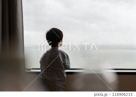 窓から外を眺める子供 118906233