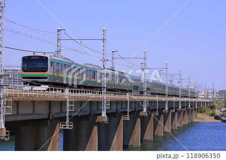 長大な編成を連ねて相模川を渡る東海道線E231系電車_2010/4/25撮影 118906350
