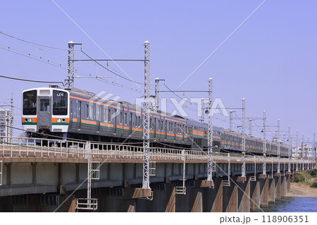 長大な編成を連ねて相模川を渡る東海道線211系電車_2010/4/25撮影 118906351