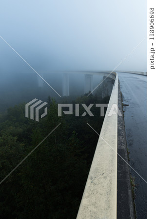 霧に覆われた道 霧に覆われた道 118906698