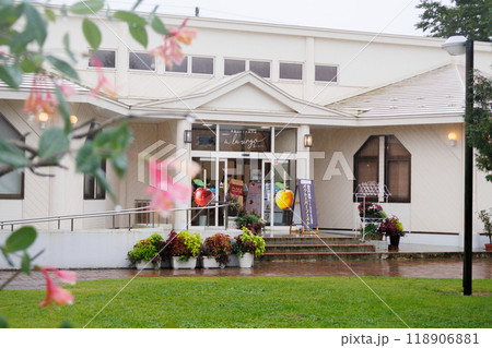 青森県奥入瀬町の道の駅の雨に濡れた情景 118906881