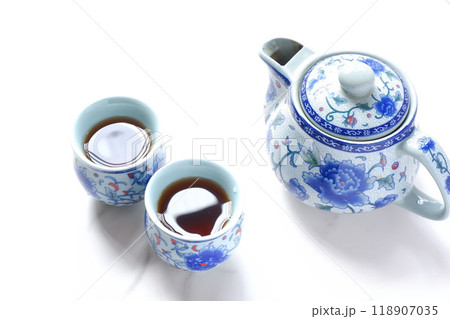 中国製の美しいポットにおいしいウーロン茶を淹れてひと休み 118907035