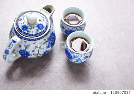 中国製の美しいポットにおいしいウーロン茶を淹れてひと休み 118907037
