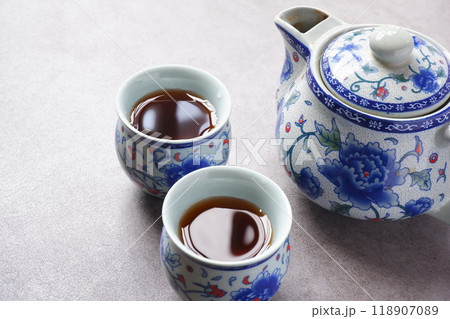 中国製の美しいポットにおいしいウーロン茶を淹れてひと休みしているイメージ 中国製の美しいポットにおいしいウーロン茶を淹れてひと休みしているイメージ 118907089