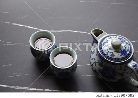 中国製の美しいポットにおいしいウーロン茶を淹れてひと休みしているイメージ 中国製の美しいポットにおいしいウーロン茶を淹れてひと休みしているイメージ 118907092