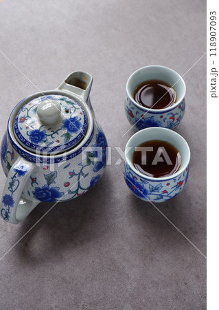 中国製の美しいポットにおいしいウーロン茶を淹れてひと休みしているイメージ 中国製の美しいポットにおいしいウーロン茶を淹れてひと休みしているイメージ 118907093