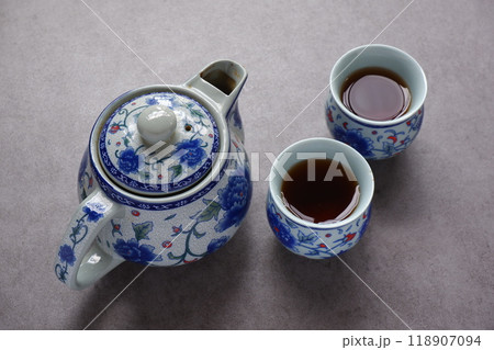 中国製の美しいポットにおいしいウーロン茶を淹れてひと休みしているイメージ 118907094