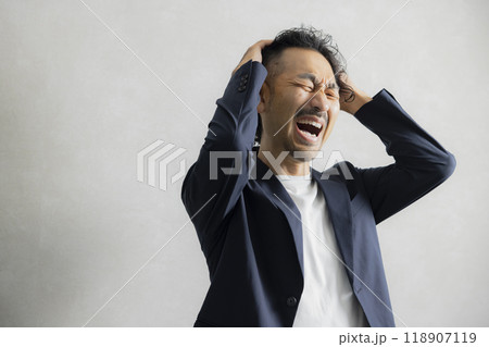 頭を抱える男性 118907119