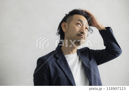 頭を抱える男性 118907123