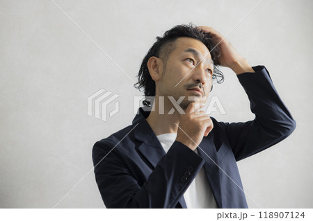 頭を抱える男性 118907124