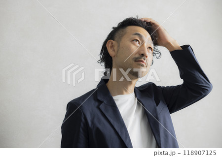 頭を抱える男性 頭を抱える男性 118907125