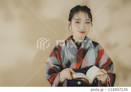 読書する着物の女性 118907230