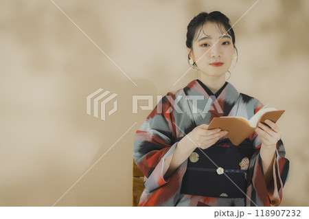 読書する着物の女性 118907232