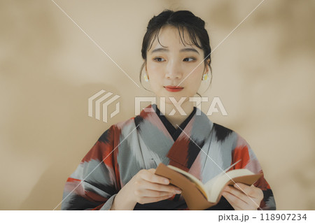 読書する着物の女性 118907234