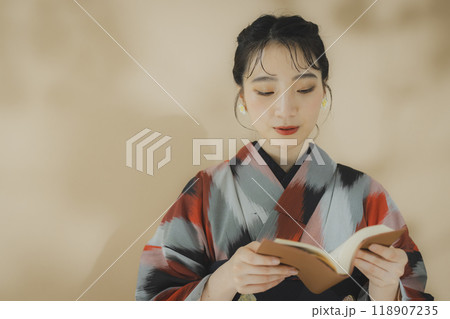 読書する着物の女性 118907235