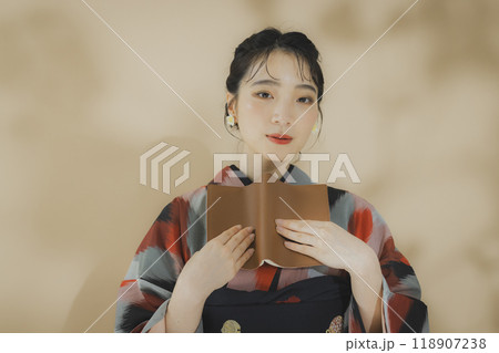 読書する着物の女性 118907238