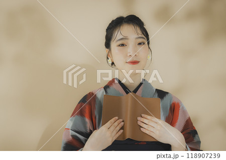 読書する着物の女性 118907239