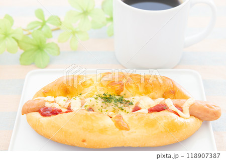 おいしいソーセージパンとコーヒーのモーニング 118907387