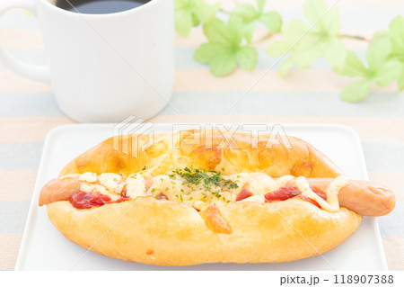 おいしいソーセージパンとコーヒーのモーニング 118907388