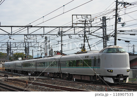 山崎駅を通過する287系特急くろしお 118907535