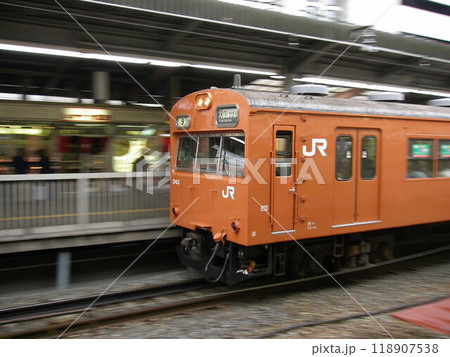 大阪環状線103系電車の流し撮り 118907538