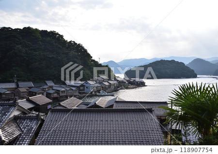 丹後伊根町・亀島の舟屋の夕景 丹後伊根町・亀島の舟屋の夕景 118907754