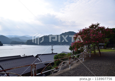 丹後伊根町・亀島の舟屋の夕景 丹後伊根町・亀島の舟屋の夕景 118907756