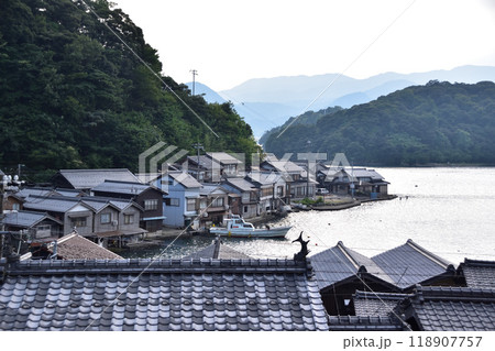 丹後伊根町・亀島の舟屋の夕景 丹後伊根町・亀島の舟屋の夕景 118907757