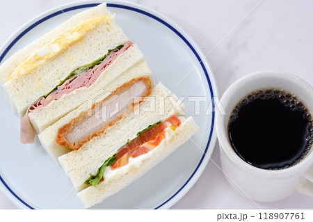 トンカツやタマゴ、ハム、生野菜のミックスサンドイッチと、淹れたてのコーヒーで、ランチタイム トンカツやタマゴ、ハム、生野菜のミックスサンドイッチと、淹れたてのコーヒーで、ランチタイム 118907761