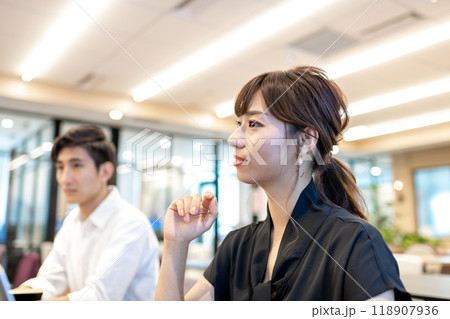 ミーティング中の女性 ミーティング中の女性 118907936