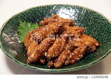 大皿に盛った手羽中から揚げ 118908296