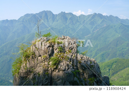 二子山ローソク岩と両神山 118908424