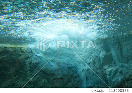 水中から見た海 118908588