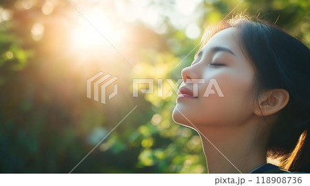 自然と共にリラックスする女性 118908736