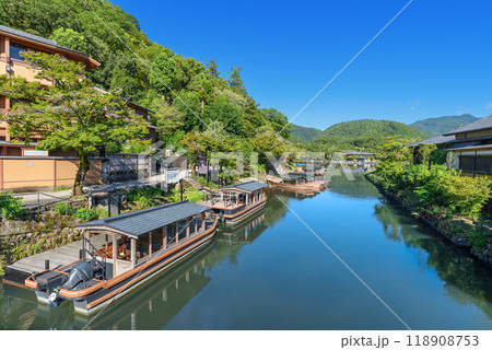 京都嵐山の渡月小橋 屋形船と送迎船乗り場 京都嵐山の渡月小橋 屋形船と送迎船乗り場 118908753