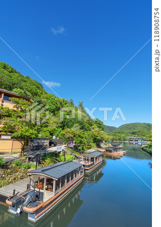 京都嵐山の渡月小橋　屋形船と送迎船乗り場 118908754