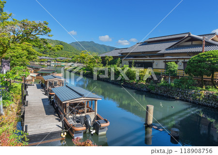 京都嵐山の渡月小橋　屋形船と送迎船乗り場 118908756