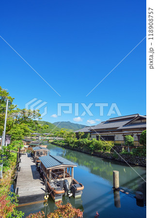 京都嵐山の渡月小橋　屋形船と送迎船乗り場 118908757