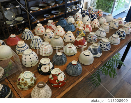 有田陶器市のワンシーン　茶碗コーナー　佐賀県西松浦郡有田町幸平 118908909